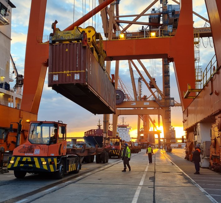 Unloading ship